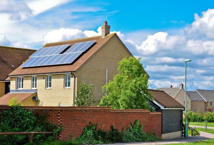 Bestaand huis met zonnepanelen en warmtepompinstallatie, perfect voorbeeld van duurzaam verwarmen zonder gas in bestaande won
