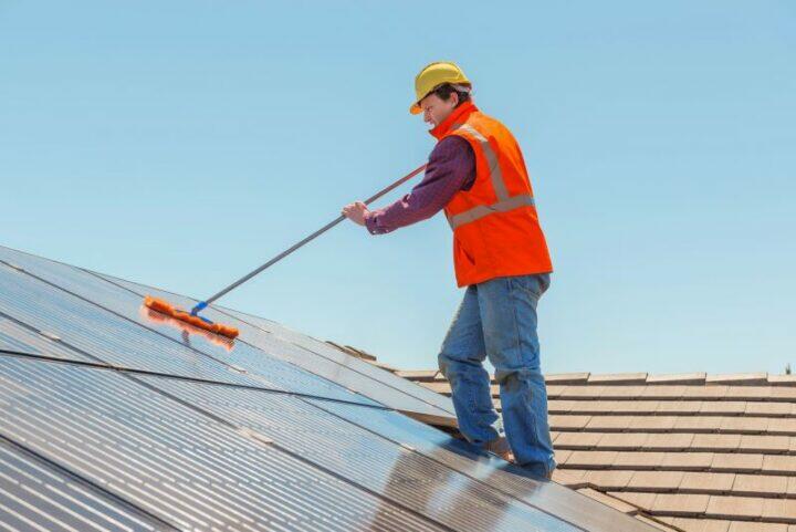 Schoonmaken zonnepanelen voor betere prestaties