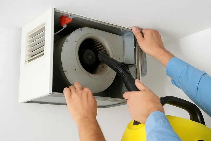 mechanische ventilatie laten reinigen met stofzuiger. mechanische ventilatie laten reinigen met stofzuiger.